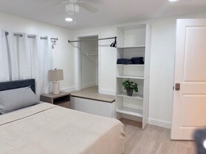3 bedrooms, iron/ironing board, WiFi, bed sheets - JW Modern 3BR House in Naples- 3 miles to Downtown (Naples)