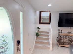 Interior - JW Modern 3BR House in Naples- 3 miles to Downtown (Naples)