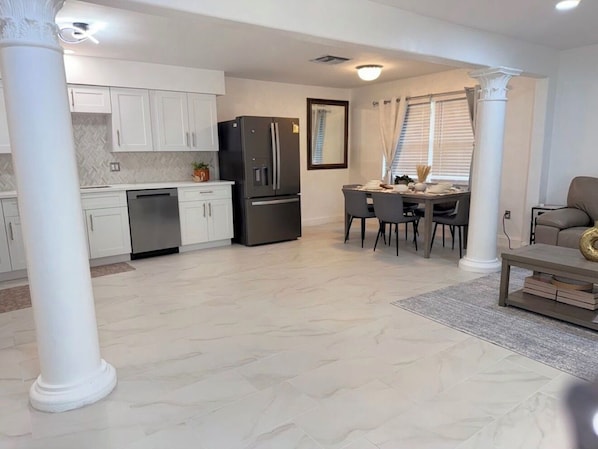 Interior - JW Modern 3BR House in Naples- 3 miles to Downtown (Naples)