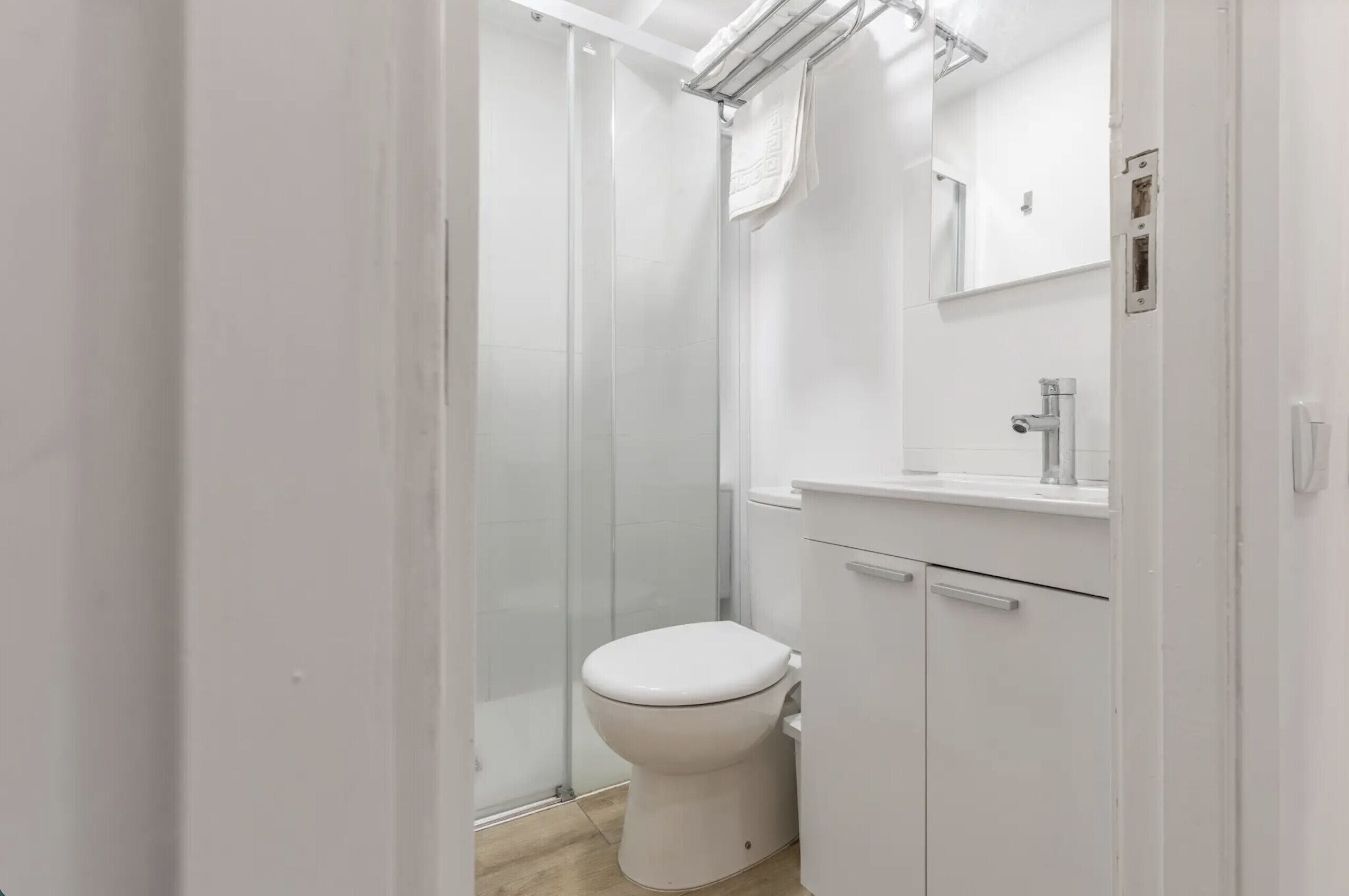 Douche, sèche-cheveux, serviettes fournies