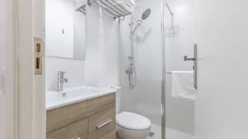 Een douche, een haardroger, handdoeken