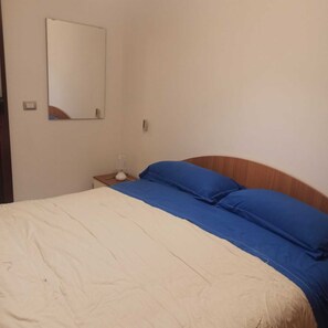 1 dormitorio, tabla de planchar con plancha, wifi y ropa de cama