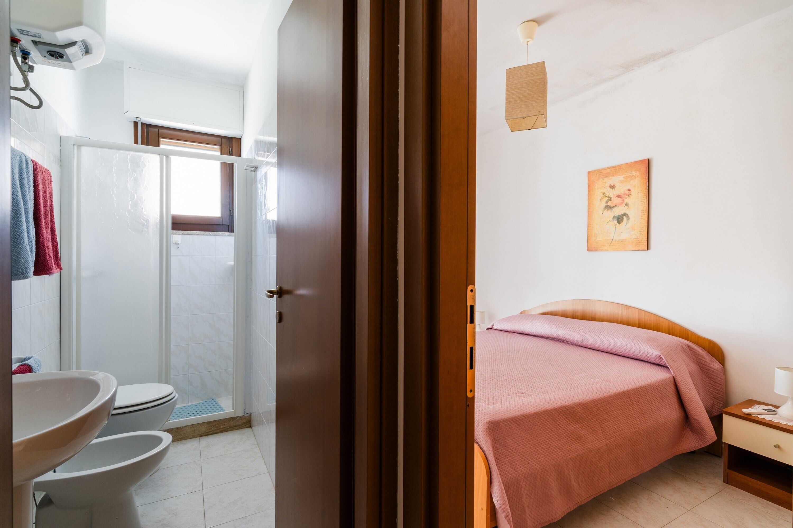 Chuveiro, secador de cabelo, toalhas de banho 