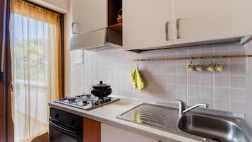 Kühlschrank, Ofen, Herdplatte, Kochgeschirr/Geschirr/Besteck