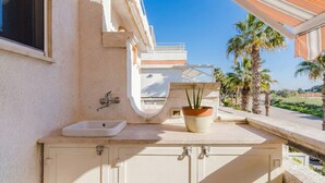 A bathroom with a sink, mirror, and potted plant. - Apartment 'Casa Le Vele' with Private Terrace, Wi-Fi and Air Conditioning (Galatone)