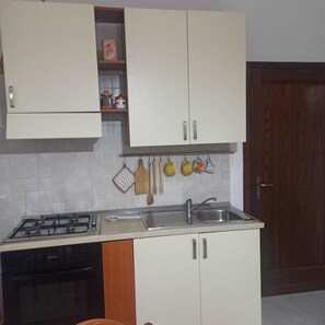 Frigorífico, horno, placa de cocina y utensilios de cocina