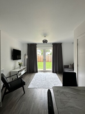 House | 2 bedrooms - Stylish 2 Bedroom House - Village Location (Bedford)