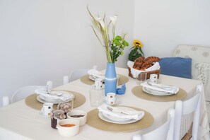 アパートメント クイーンベッド 1 台ソファーベッド付き キッチン | レストラン