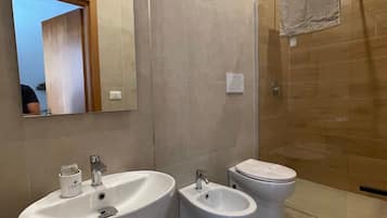 Leilighet, 1 queensize-seng med sovesofa, kjøkken | Bad | Toalettartikler (inkludert), hårføner, håndklær og såpe