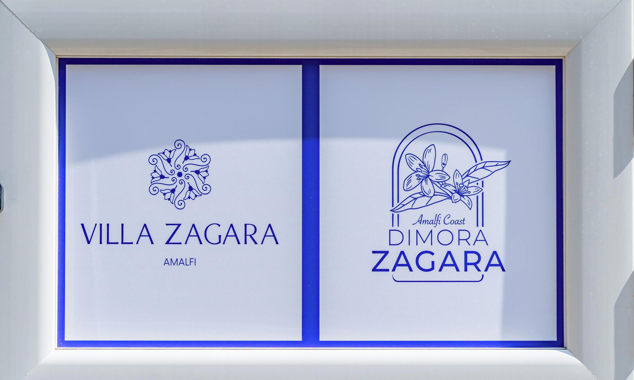 Twee borden met het opschrift “VILLA ZAGARA” en “Dimora Zagara”, versierd met bloemmotieven.
