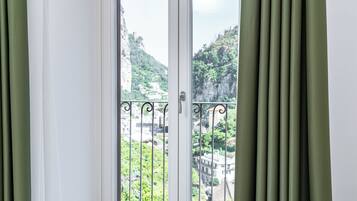 Junior-Doppelzimmer, Balkon, Stadtblick | Innenbereich