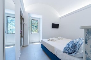 Minibar, escritorio y espacio para trabajar con laptop 