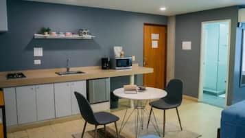 Family Suite, City View | Dining