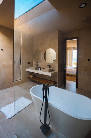 Shower, towels - Two bedroom Luxury Villa in Winneba (Mankwadze)
