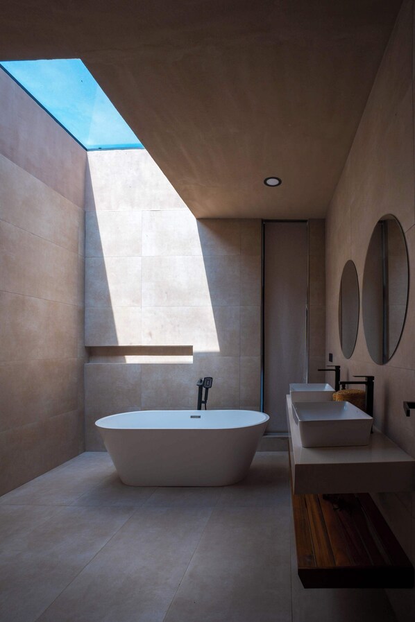 Shower, towels - Two bedroom Luxury Villa in Winneba (Mankwadze)