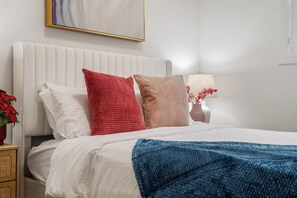 3 slaapkamers, een bureau, een strijkplank/strijkijzer, reisbedje
