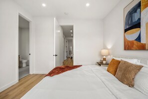 3 bedrooms, desk, iron/ironing board, travel cot - BEST Stylish 3BR | WFH Space | 7 mins to DT (Calgary)