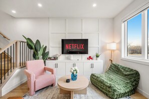 Interior - BEST Stylish 3BR | WFH Space | 7 mins to DT (Calgary)