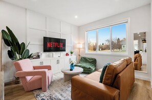 Smart TV - BEST Stylish 3BR | WFH Space | 7 mins to DT (Calgary)