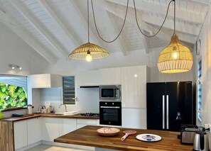 ثلاجة، ميكروويف، فرن، موقد طهي مسطح