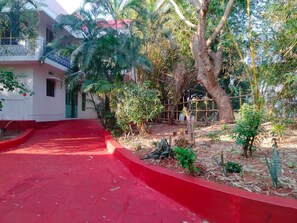 Property grounds - Villa Le Bonheur Devi Sounita with large swimming pool ideal for families (Bommayapalayam)