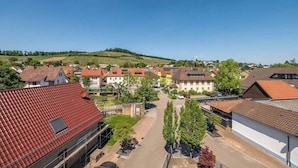 A residential area with houses, a clear sky, and a hilly landscape in the background. - Stylish apartment in Tiefenbach (Östringen)