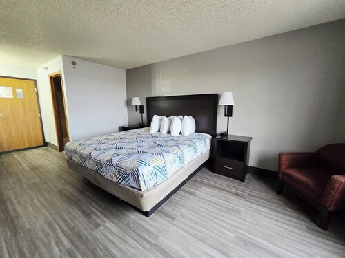Cozy 1 King bedroom hotel in beautiful Stuart