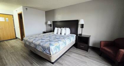 Cozy 1 King bedroom hotel in beautiful Stuart