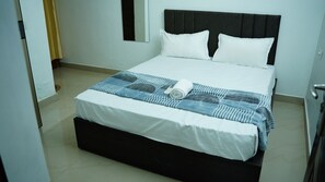 Desk, laptop workspace, free WiFi - Stay Ease Rental Rooms (Palakkad)