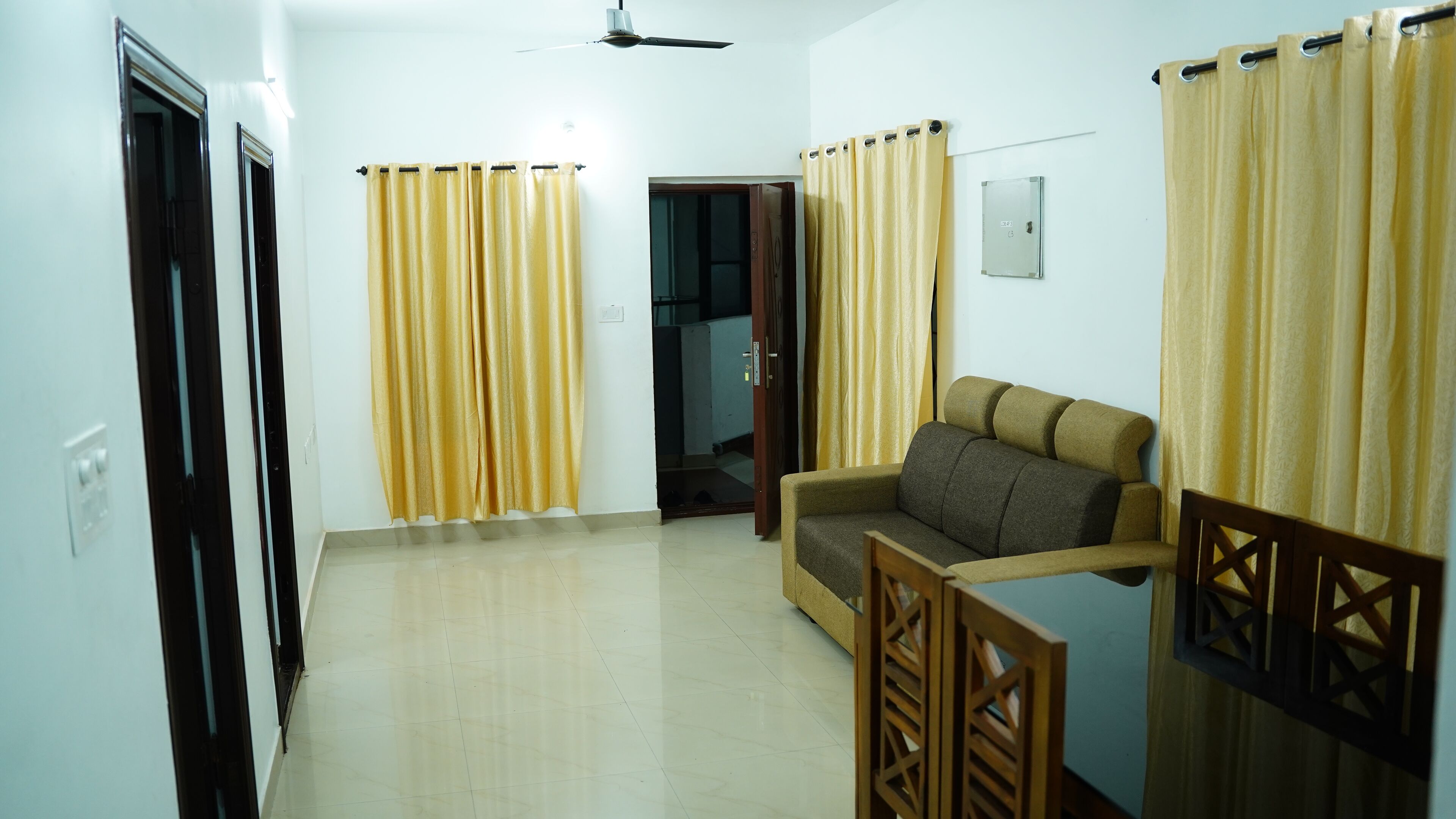 办公桌、笔记本电脑工作区、免费 WiFi