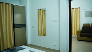 Appartement familial, vue sur la ville | Bureau, espace de travail pour ordinateurs portables