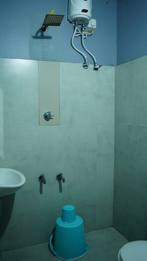 Douche, articles de toilette gratuits, sèche-cheveux