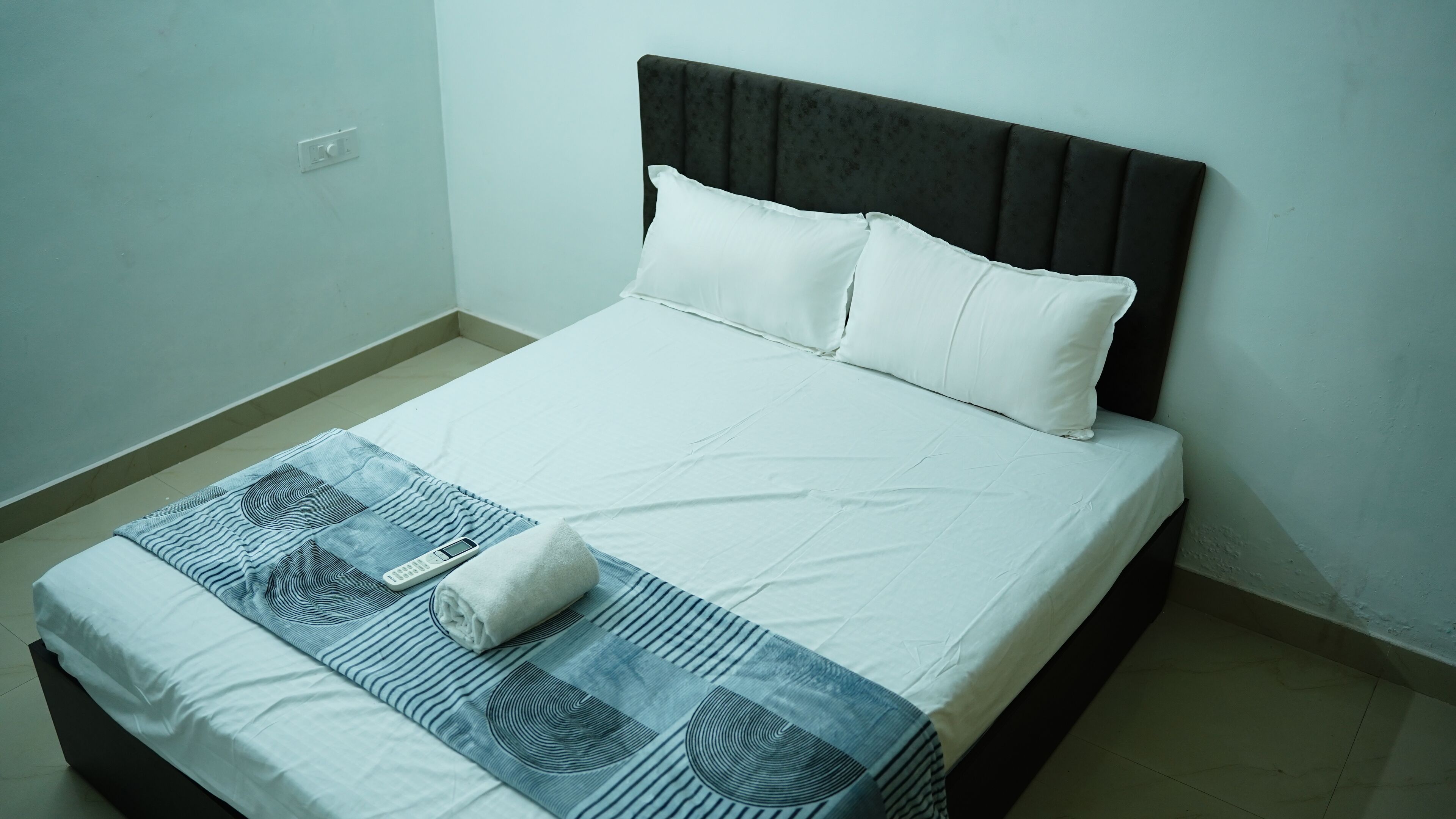 办公桌、笔记本电脑工作区、免费 WiFi