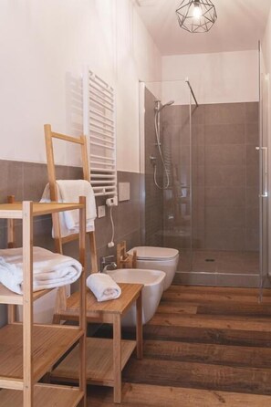 Shower, hair dryer, towels, soap - Antico Podere San Luca (Bologna)