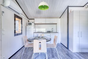 Frigorífico, microondas, lavavajillas y cafetera o tetera