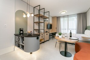 1 habitación, tabla de planchar con plancha y internet 