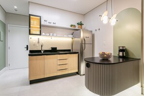 Refrigerador, microondas, cafetera y tetera y utensilios de cocina 