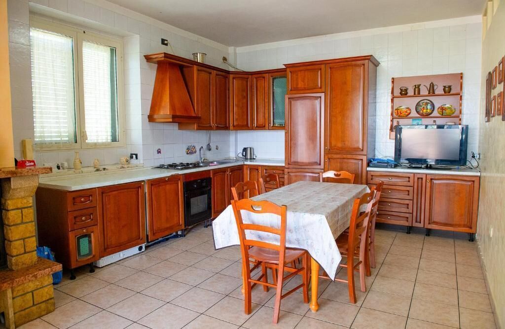 Full-sized fridge, oven, stovetop, dishwasher