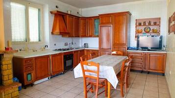 Full-sized fridge, oven, stovetop, dishwasher