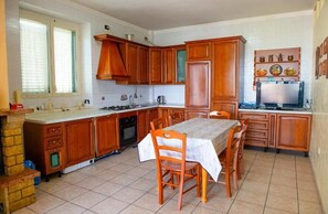 Full-size fridge, oven, stovetop, dishwasher