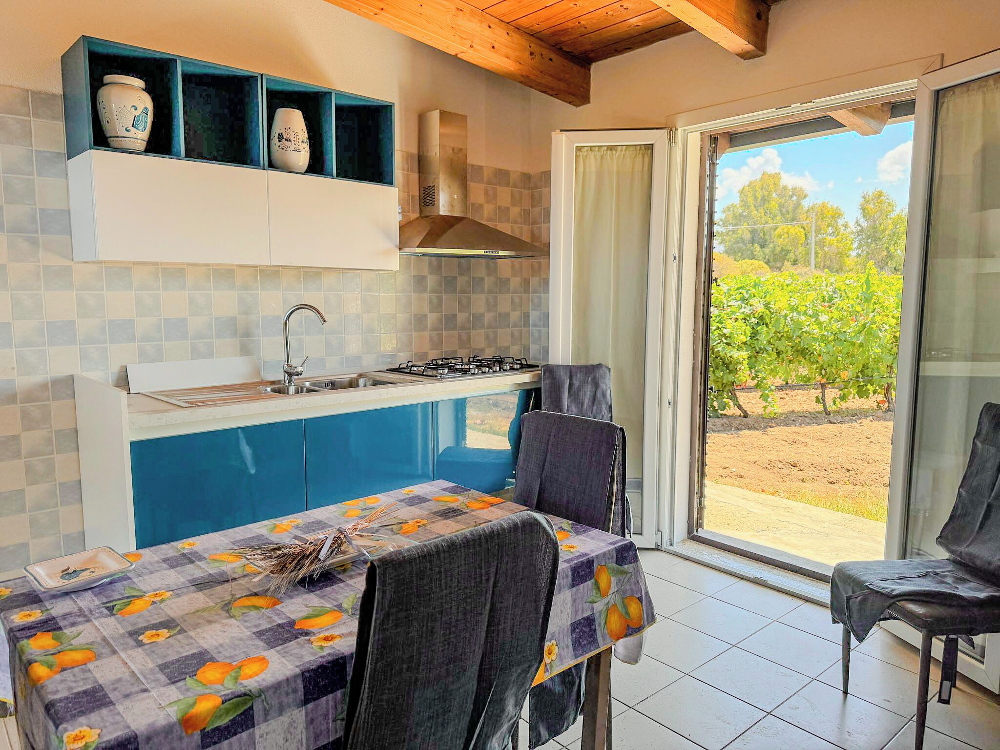 Täysikokoinen jääkaappi, uuni, liesi, astianpesukone