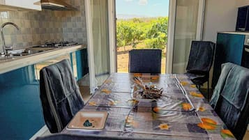 Frigorífico grande, horno, placa de cocina y lavavajillas