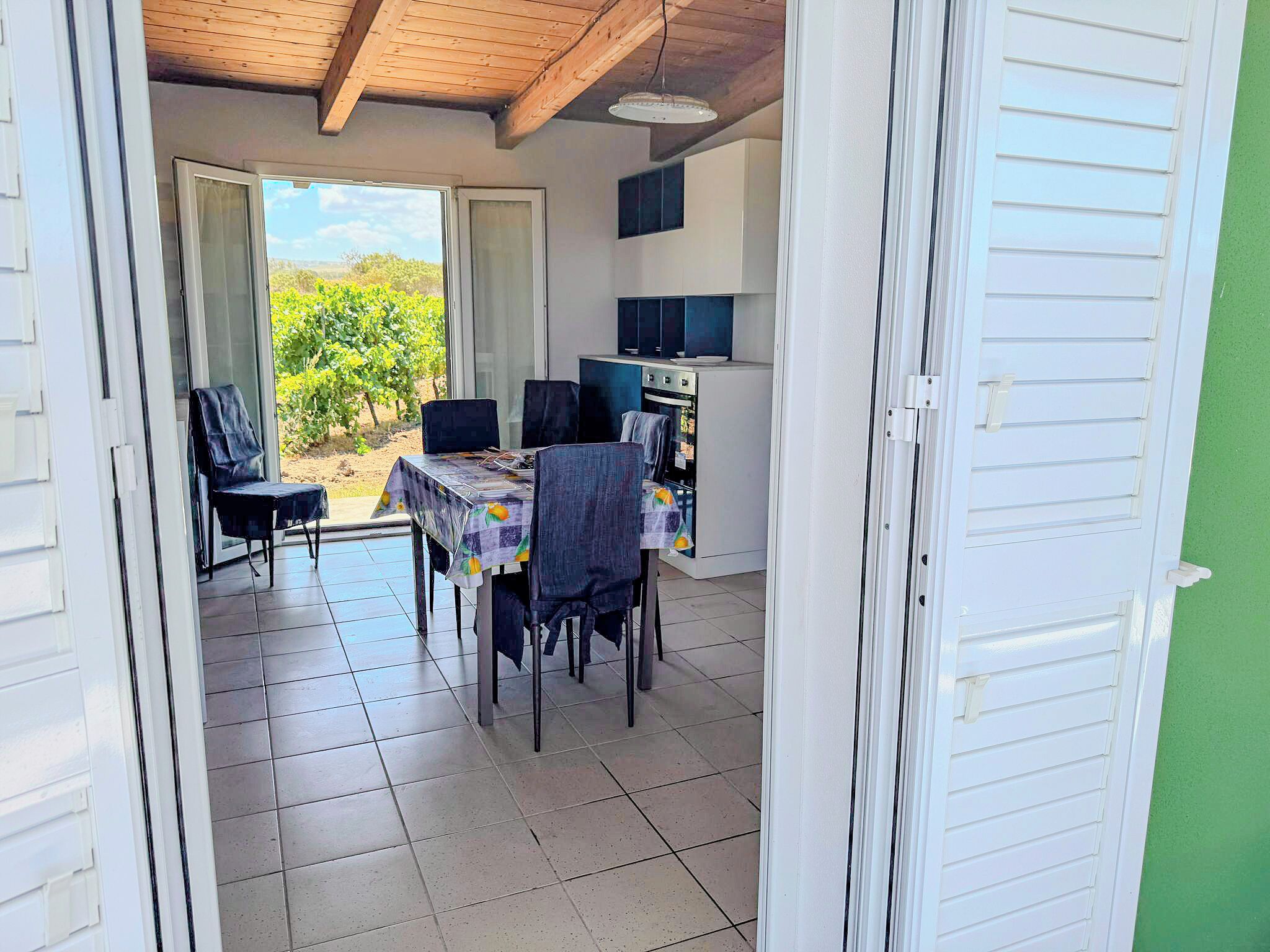 Full-size fridge, oven, stovetop, dishwasher