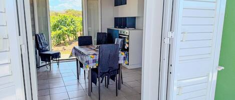 ثلاجة/مجمد بحجم كبير، فرن، موقد طهي مسطح، غسالة أطباق