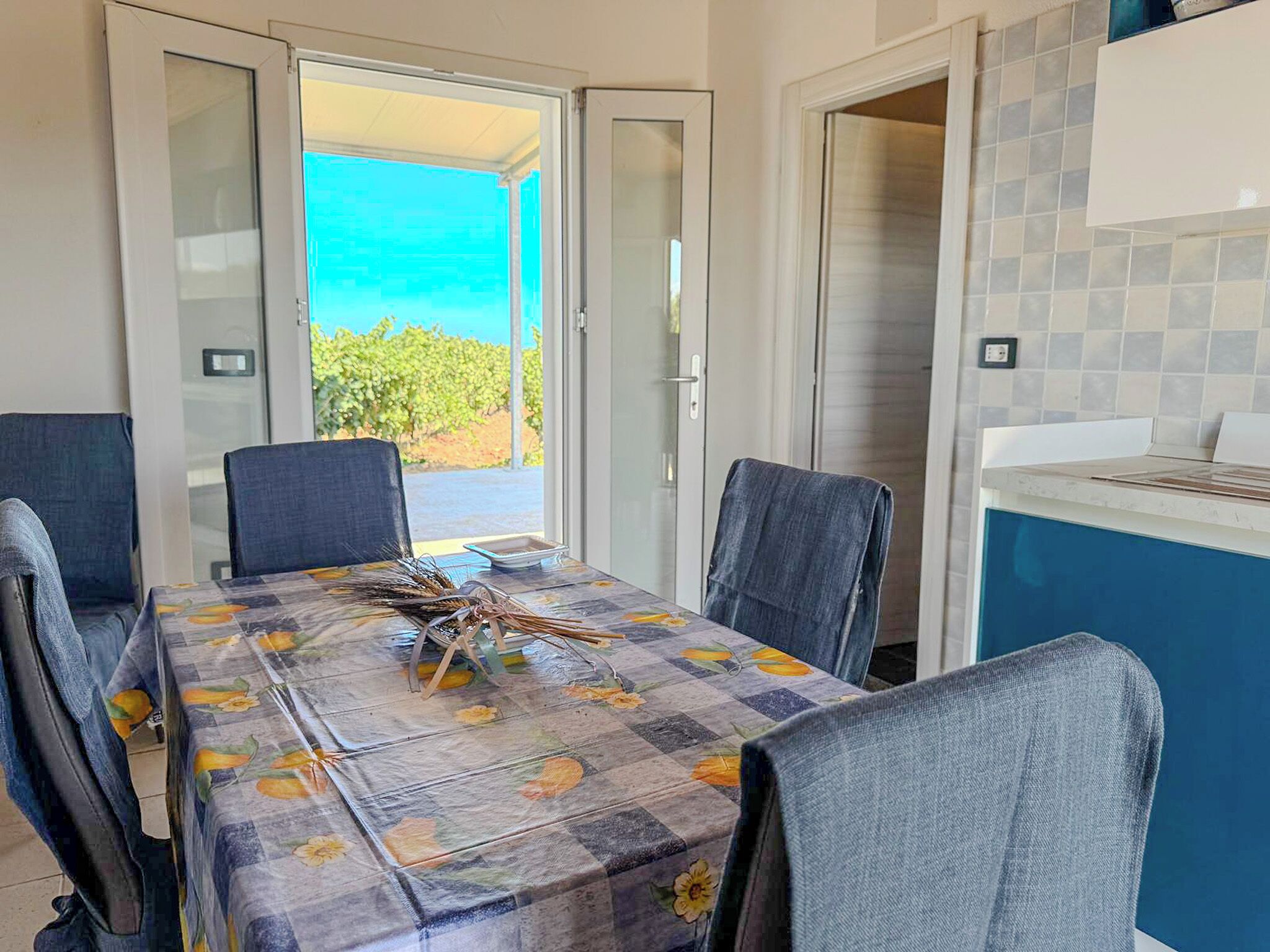 Großer Kühlschrank, Ofen, Herdplatte, Geschirrspüler