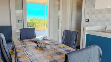 Full-size fridge, oven, stovetop, dishwasher