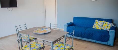 Deluxe Apartment | Living area