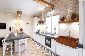 Full-sized fridge, microwave, oven, stovetop