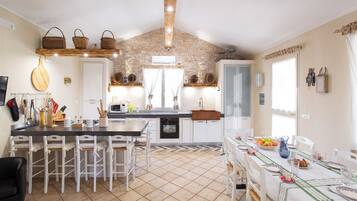 Full-sized fridge, microwave, oven, stovetop