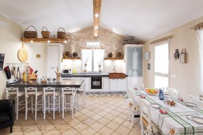 Full-sized fridge, microwave, oven, stovetop